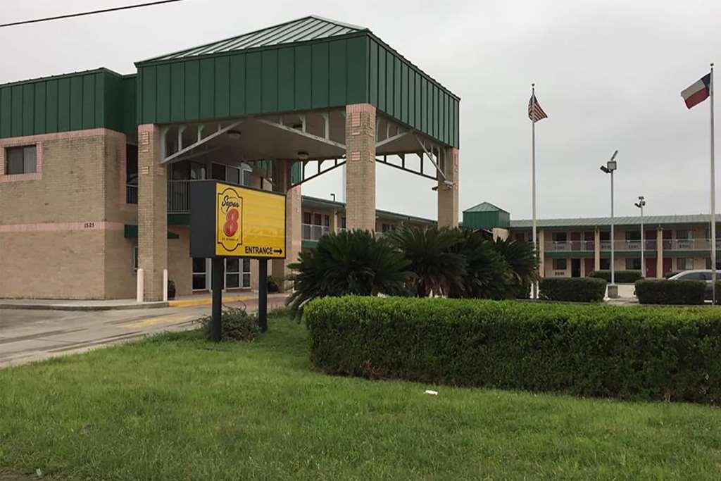 Super 8 By Wyndham Seguin Hotel Exterior photo