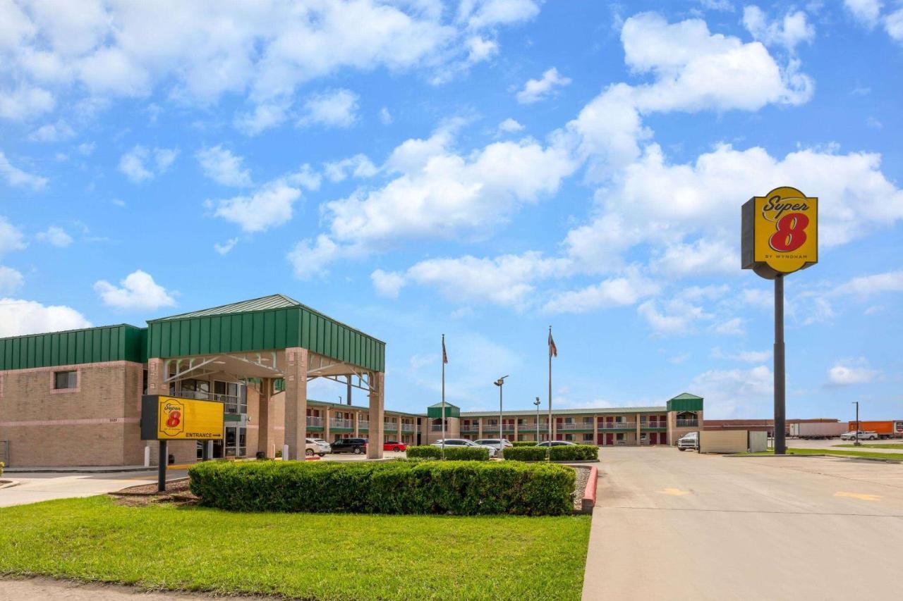 Super 8 By Wyndham Seguin Hotel Exterior photo