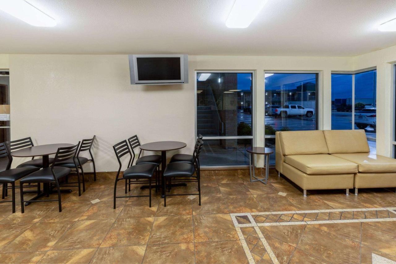 Super 8 By Wyndham Seguin Hotel Exterior photo