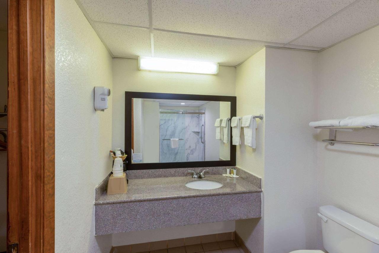 Super 8 By Wyndham Seguin Hotel Exterior photo