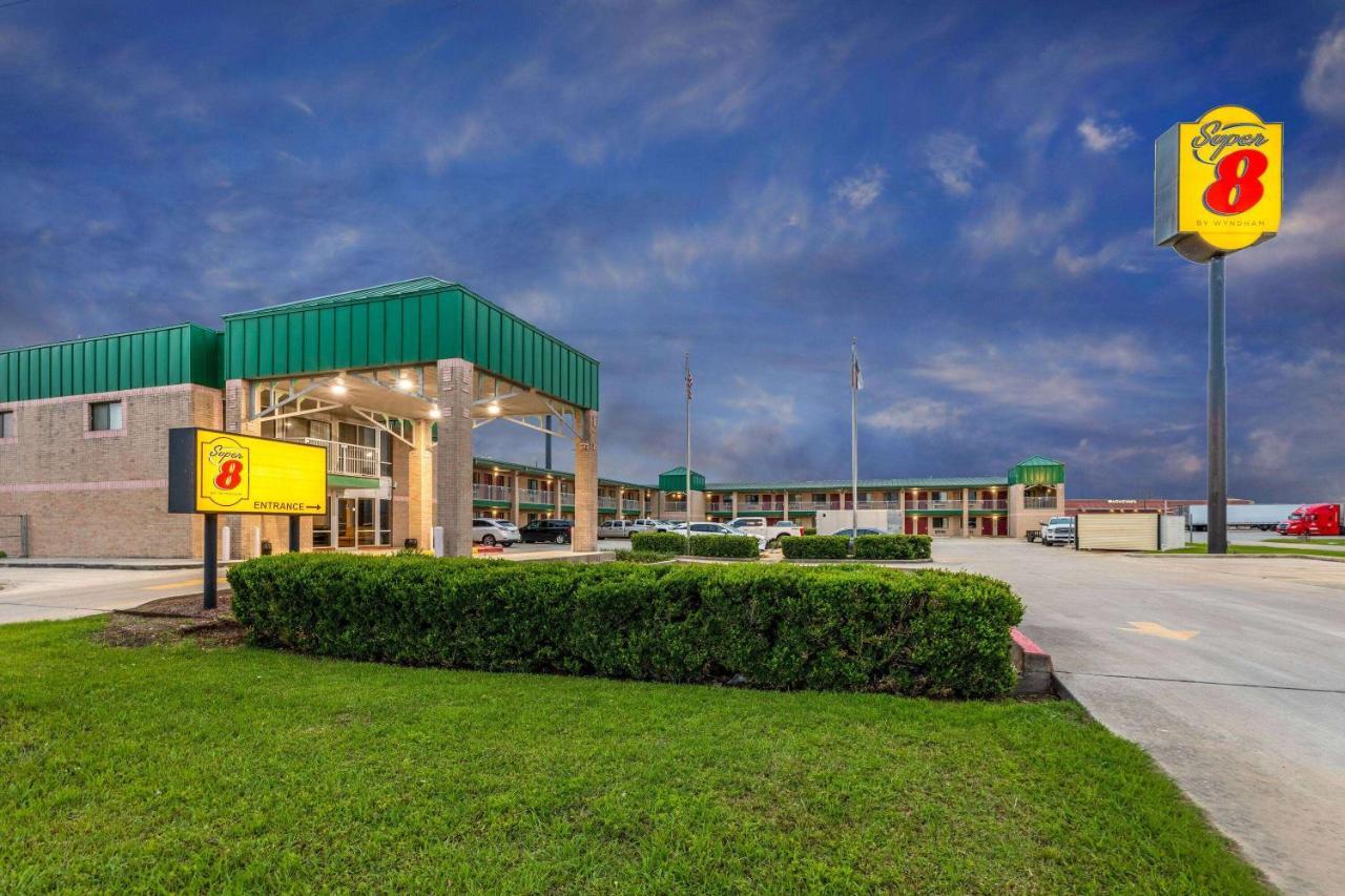 Super 8 By Wyndham Seguin Hotel Exterior photo