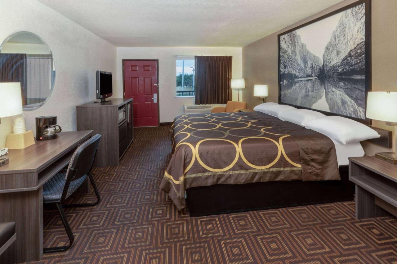 Super 8 By Wyndham Seguin Hotel Exterior photo