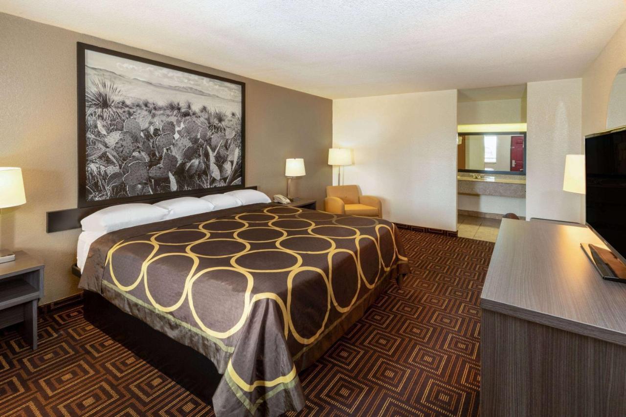 Super 8 By Wyndham Seguin Hotel Exterior photo