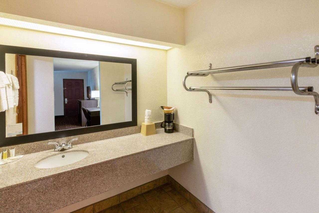 Super 8 By Wyndham Seguin Hotel Exterior photo