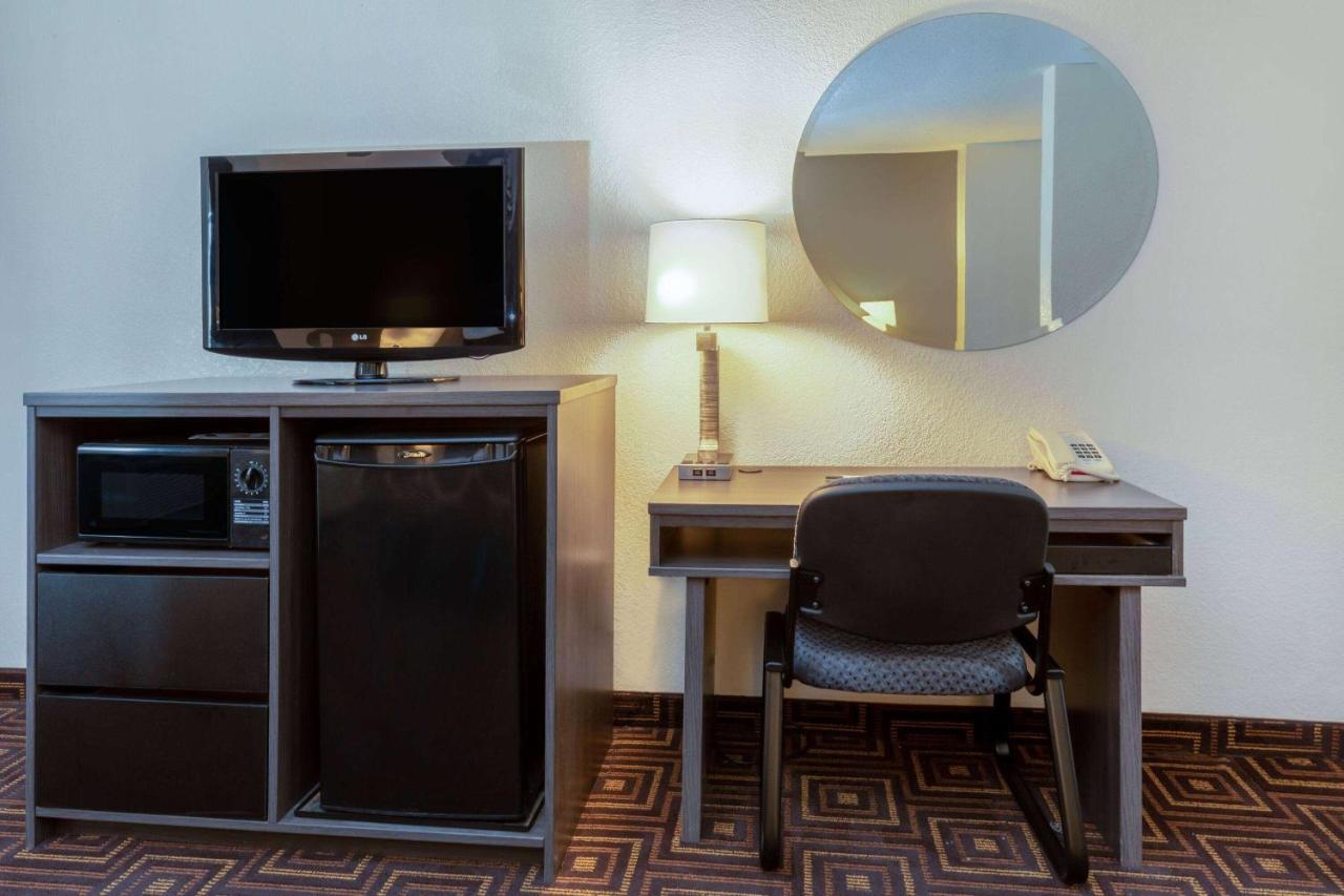 Super 8 By Wyndham Seguin Hotel Exterior photo