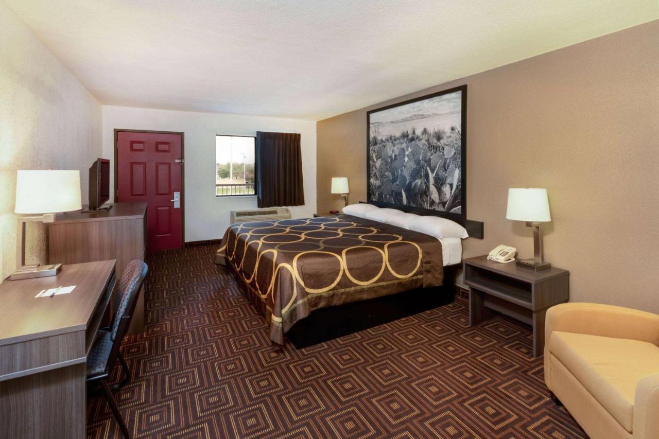 Super 8 By Wyndham Seguin Hotel Exterior photo