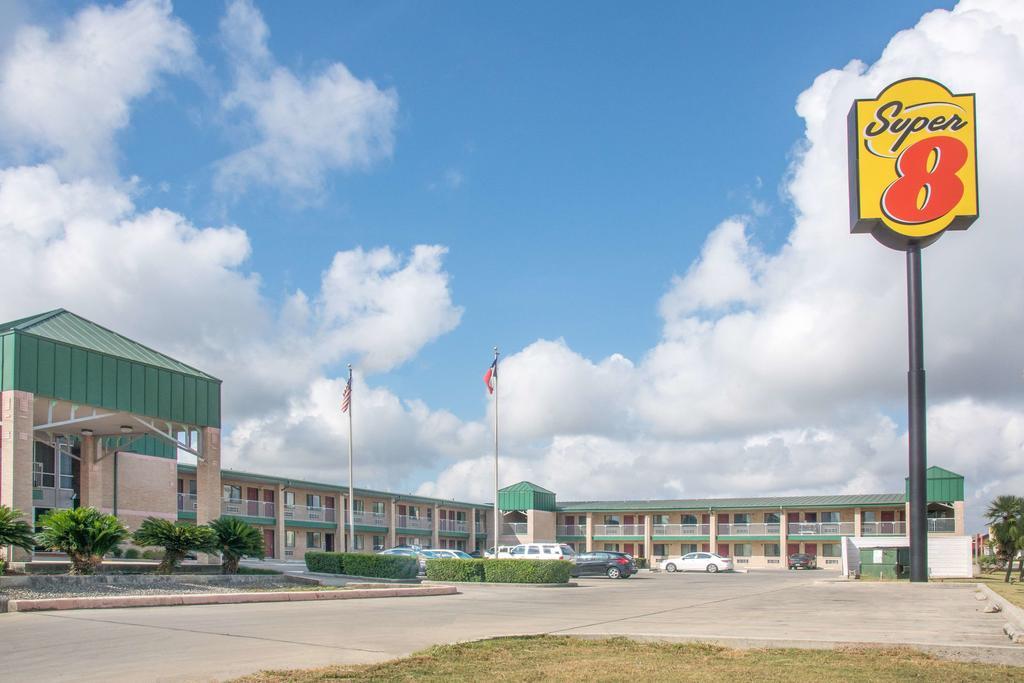 Super 8 By Wyndham Seguin Hotel Exterior photo