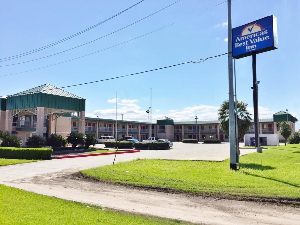 Super 8 By Wyndham Seguin Hotel Exterior photo