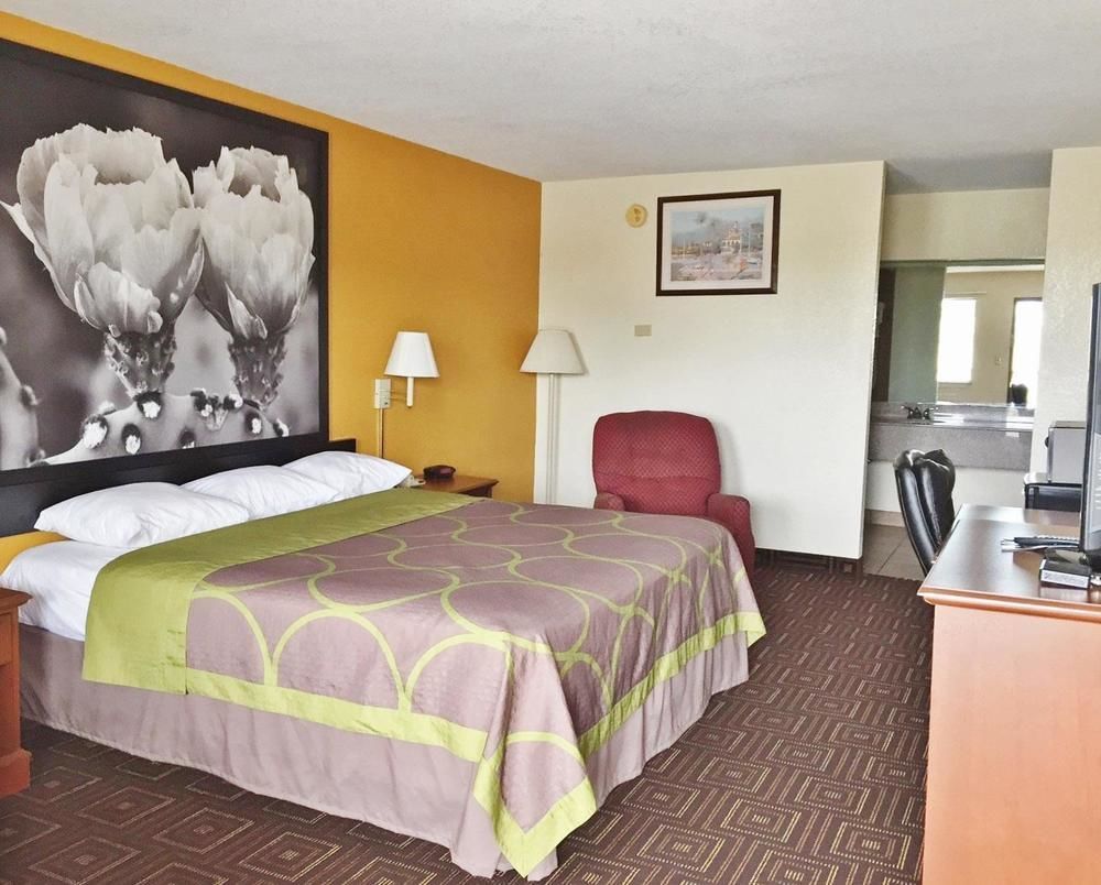 Super 8 By Wyndham Seguin Hotel Exterior photo