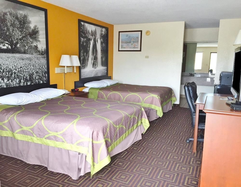 Super 8 By Wyndham Seguin Hotel Exterior photo