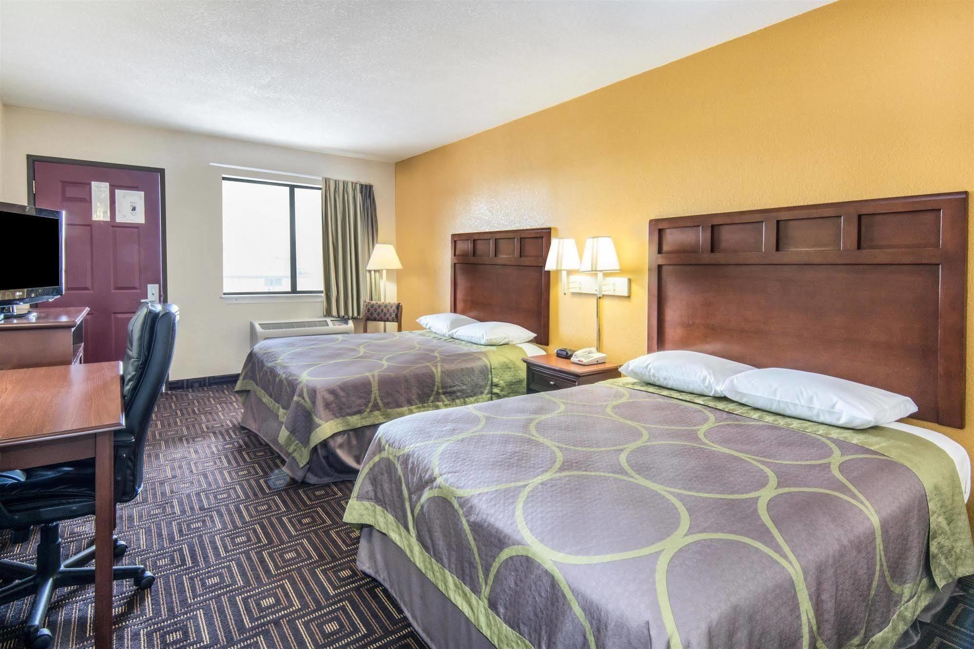 Super 8 By Wyndham Seguin Hotel Exterior photo