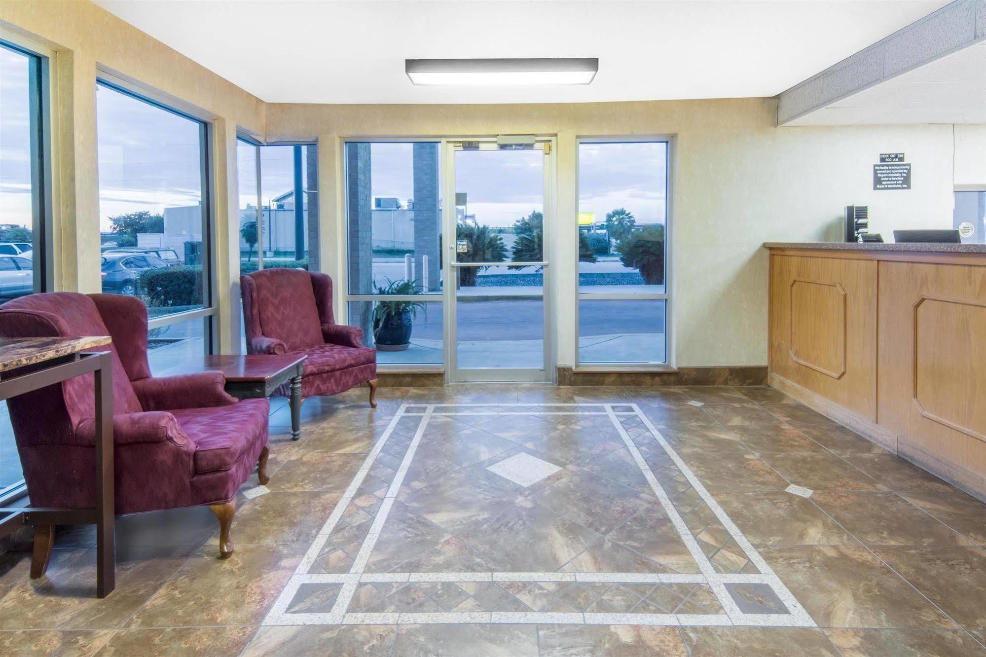 Super 8 By Wyndham Seguin Hotel Exterior photo