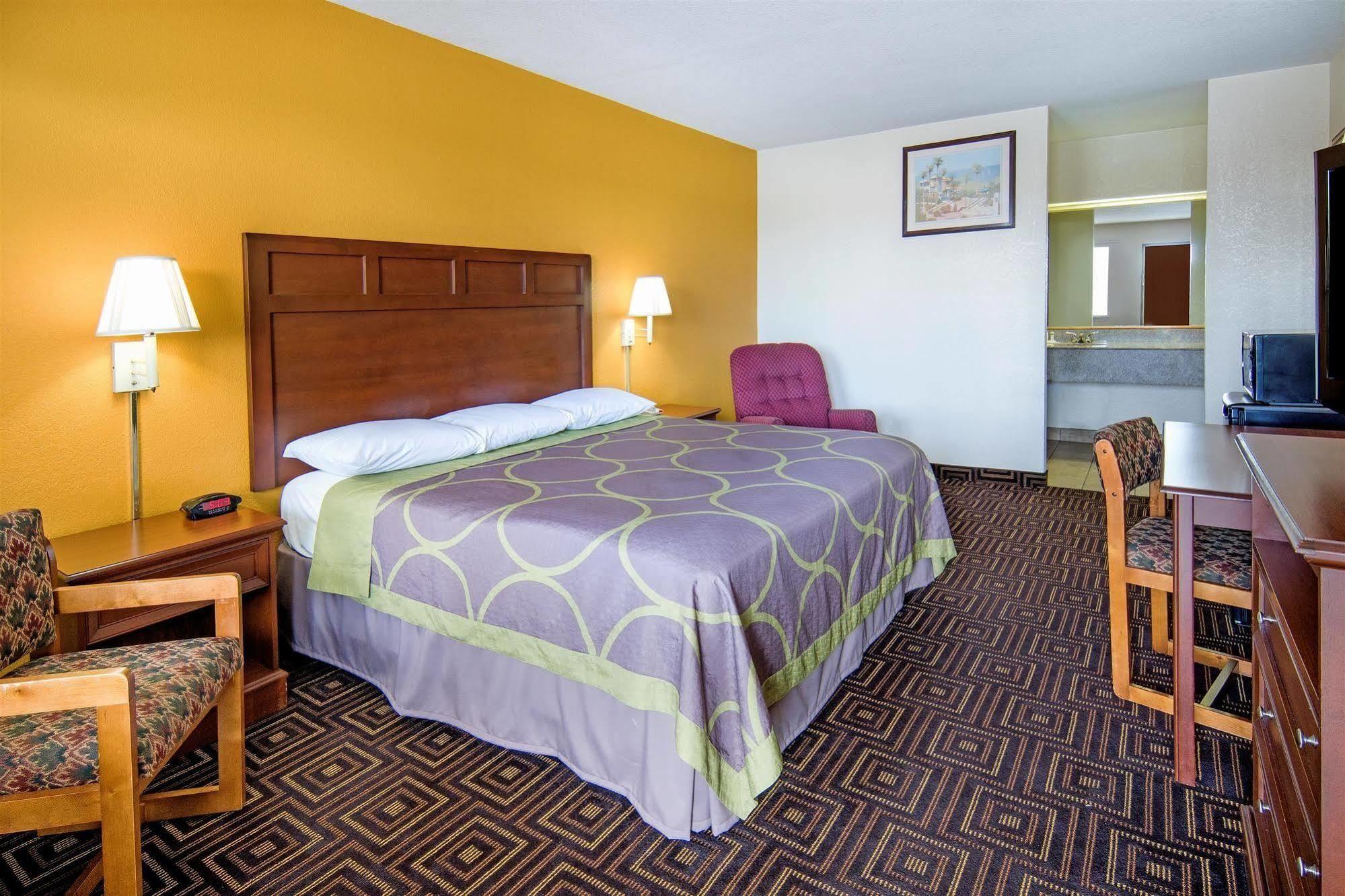 Super 8 By Wyndham Seguin Hotel Exterior photo