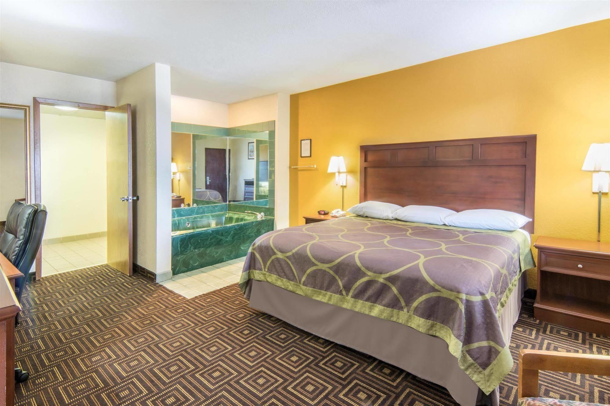 Super 8 By Wyndham Seguin Hotel Exterior photo