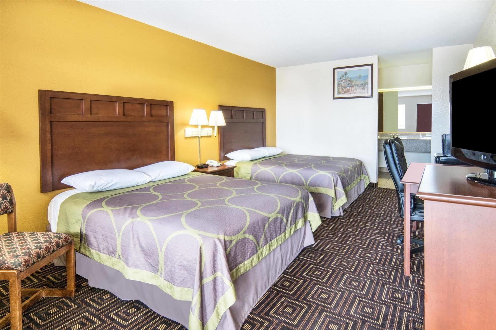 Super 8 By Wyndham Seguin Hotel Exterior photo