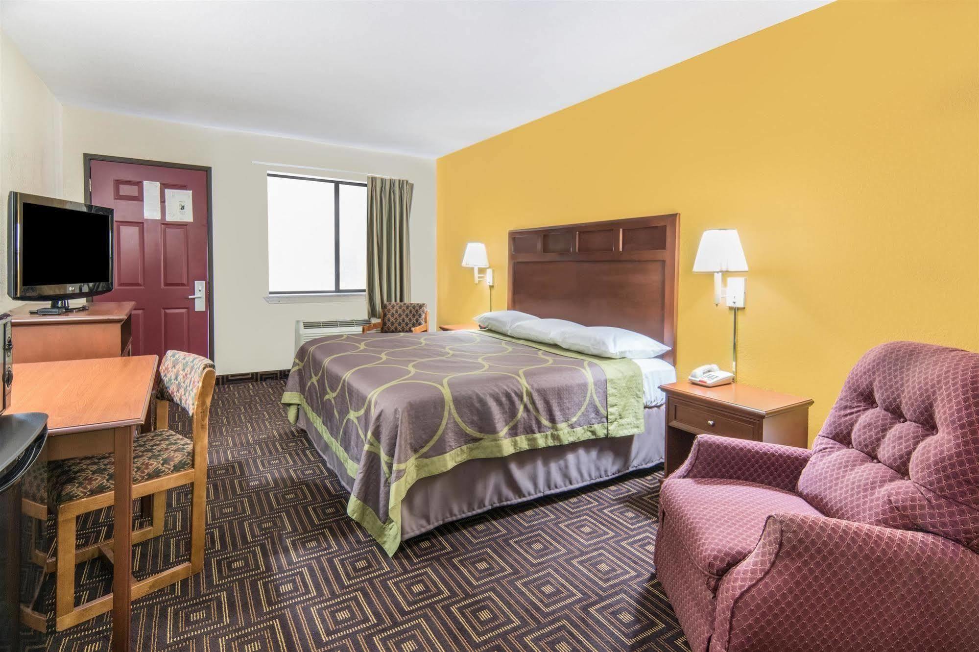 Super 8 By Wyndham Seguin Hotel Exterior photo