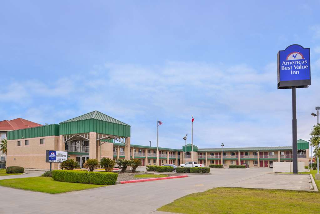 Super 8 By Wyndham Seguin Hotel Exterior photo
