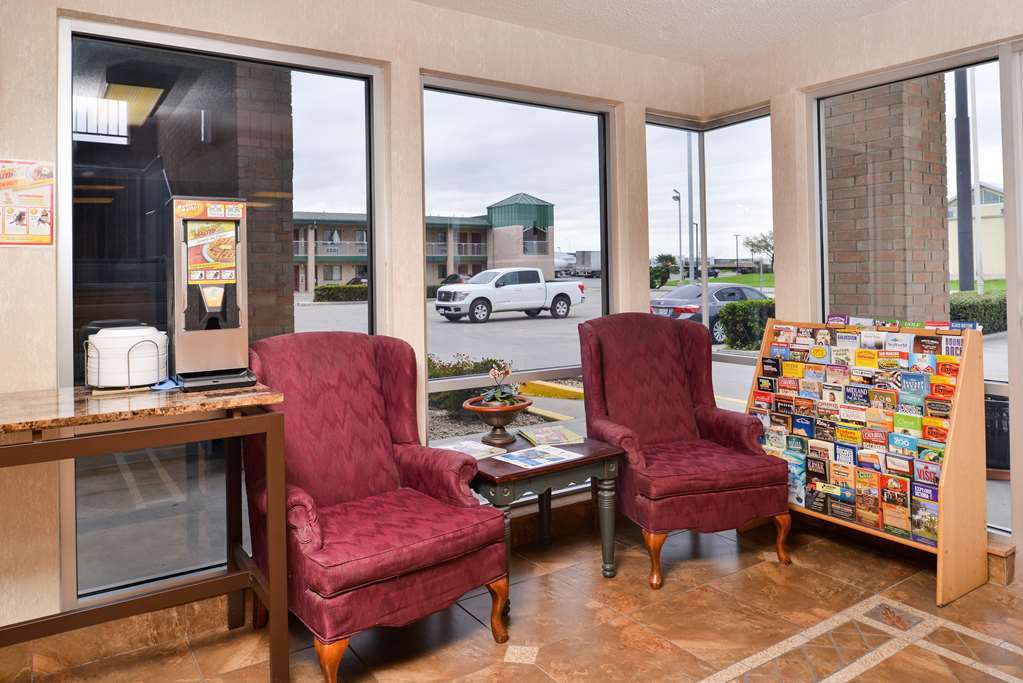 Super 8 By Wyndham Seguin Hotel Interior photo
