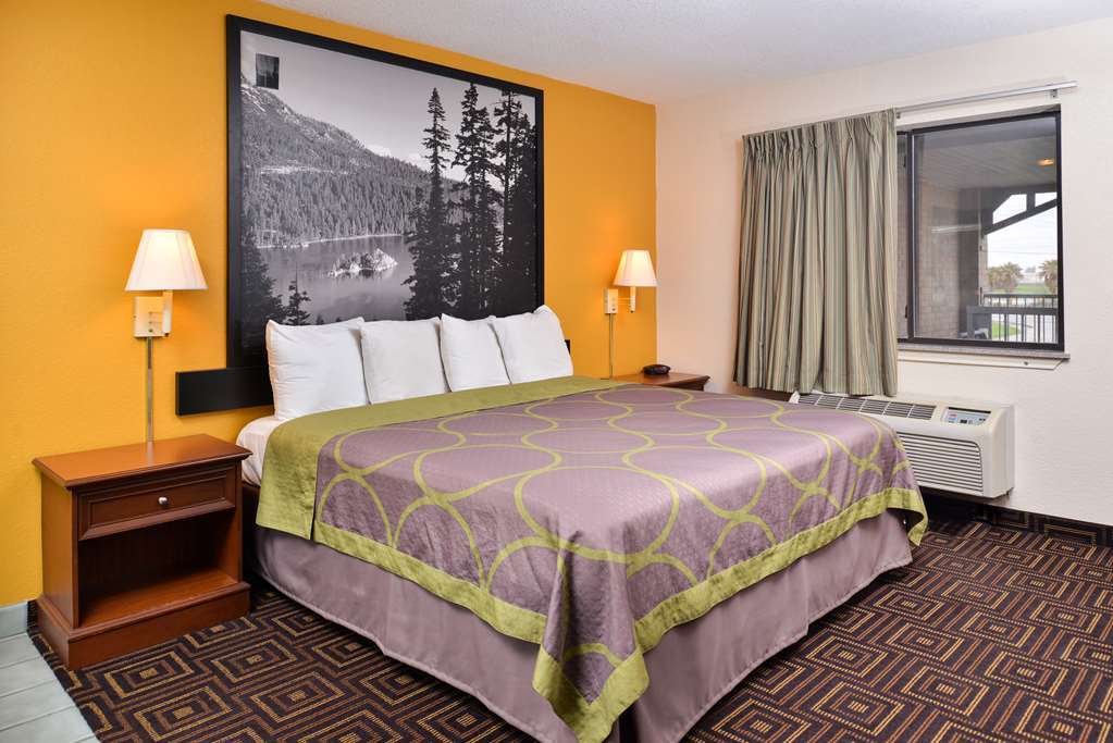 Super 8 By Wyndham Seguin Hotel Room photo