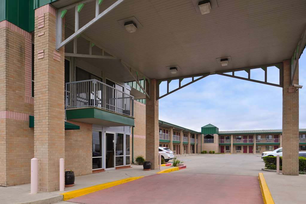 Super 8 By Wyndham Seguin Hotel Exterior photo